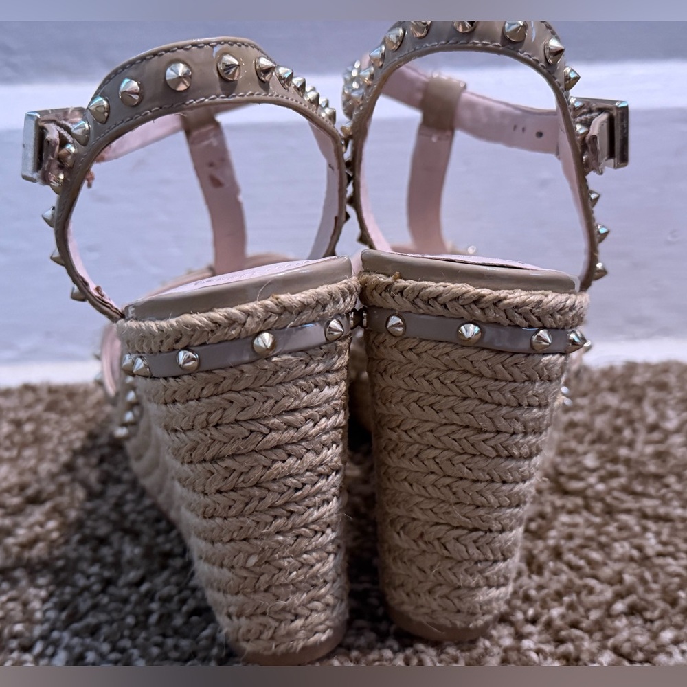 Vince Camuto Tamblyn Studded T-Strap Wedge Sandals Size 6.5M - Picture 3 of 6